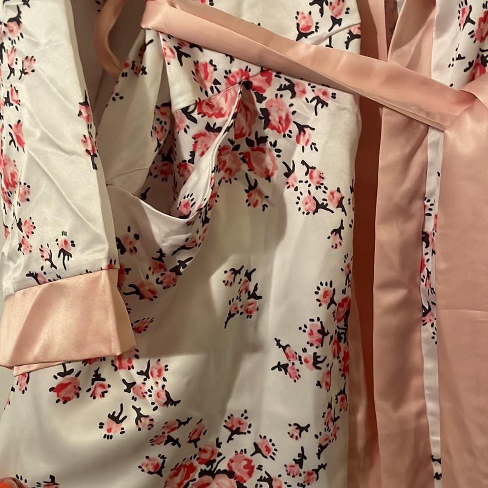 Robe - Picture 3 of 3